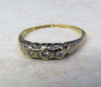 18ct gold three stone diamond ring weight 1.