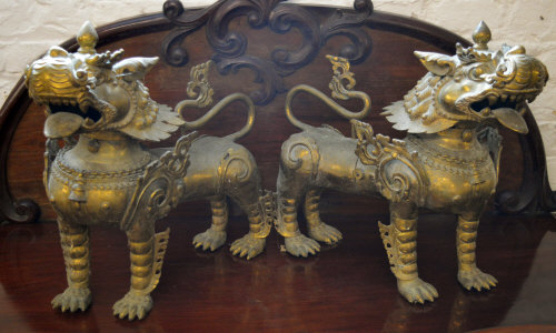 A large pair of ornate brass foo dogs / Chinese guardian lions