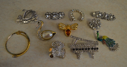 Quantity of costume jewellery brooches including a Swarovski Bee