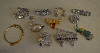 Quantity of costume jewellery brooches including a Swarovski Bee