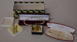 Various costume jewellery including tie clips,