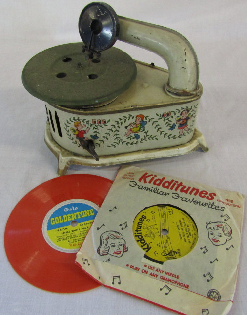 Mid 20th century German tinplate clockwork toy gramophone player, with key,
