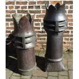 2 similar salt glazed castellated chimney pots H 105 cm and 91 cm