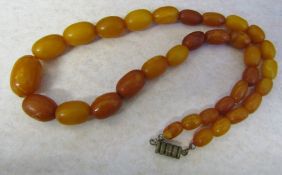 String of graduated butterscotch amber beads L 37.5 cm (excluding clasp) weight 17.