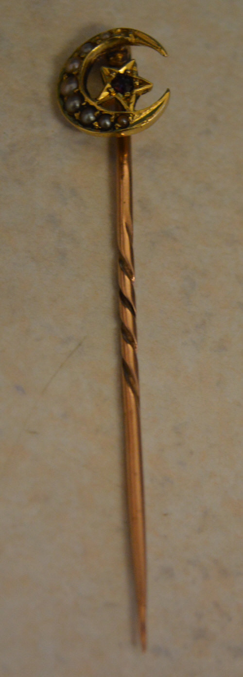 Yellow metal stick pin marked '18ct' to the top section decorated with seed pearl and a single