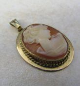 9ct gold cameo pendant L 2.5 cm total weight 3.