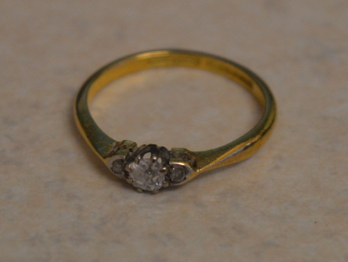 18ct gold diamond ring, total approx weight 2.