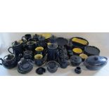 Large quantity of Denby tableware (1 plate af)