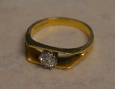 18ct gold diamond solitaire ring in an unusual, bespoke setting, total approx weight 4.