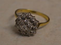 18ct gold diamond cluster ring, approx 1ct of diamonds total, approx weight 3.