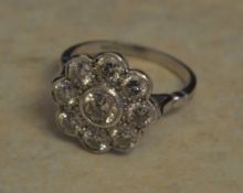 18ct gold diamond daisy ring, approx 2.