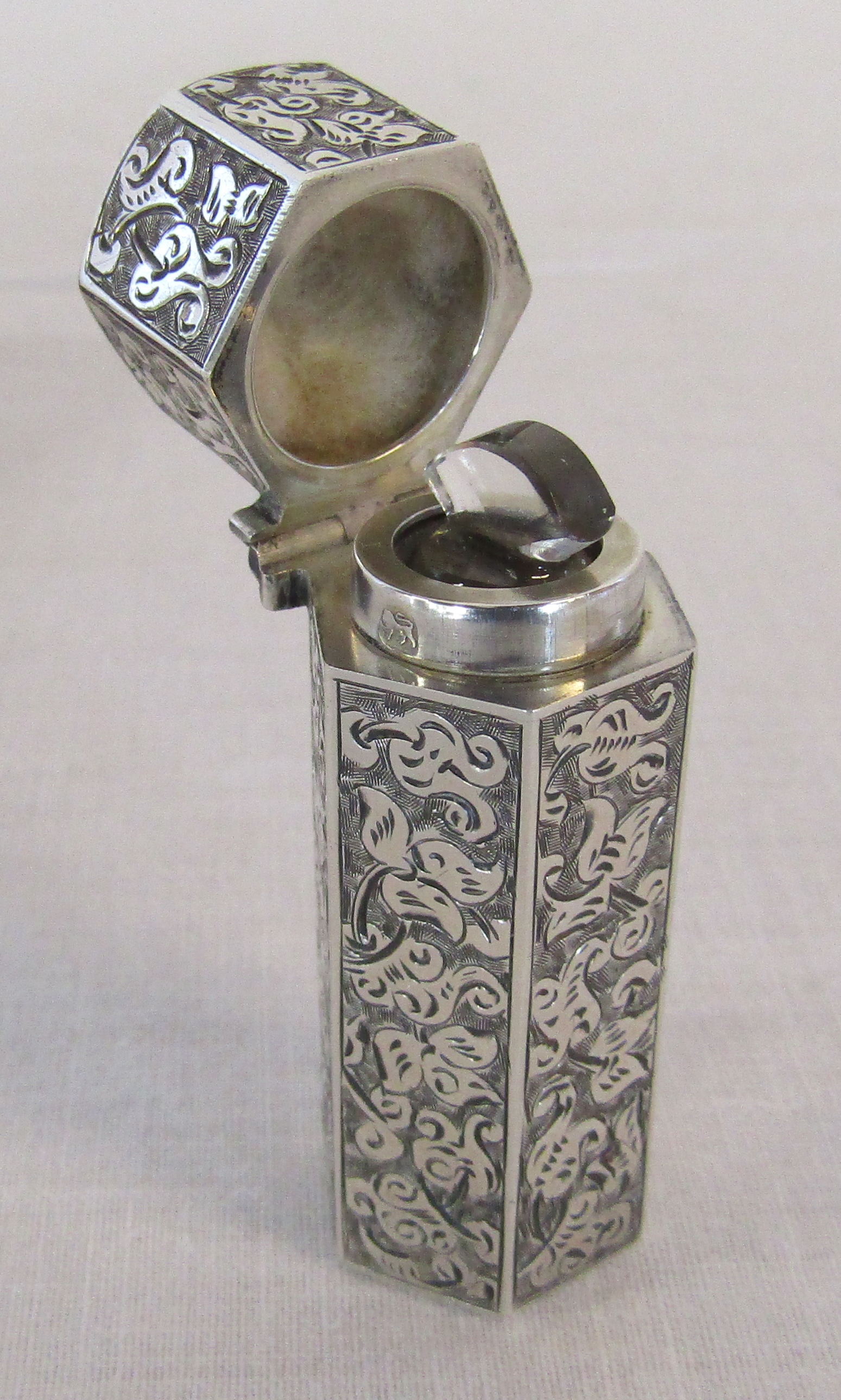 Victorian cased ornate silver scent bottle London 1892 maker Sampson Morden & Co with glass stopper - Image 3 of 3