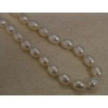 Pearl necklace with individually knotted pearls on a 9ct gold clasp, total approx weight 39g,