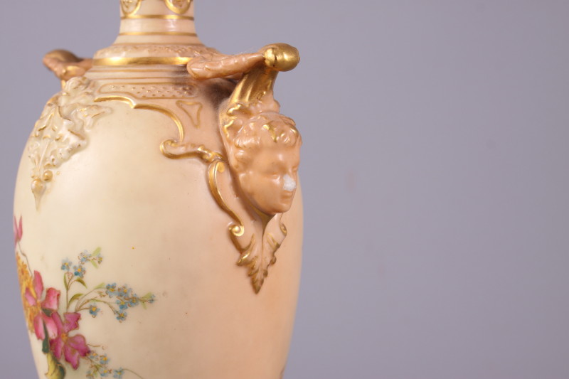 A Royal Worcester blush ivory two-handled cylindrical vase, decorated with bouquets of flowers (a/ - Bild 2 aus 3