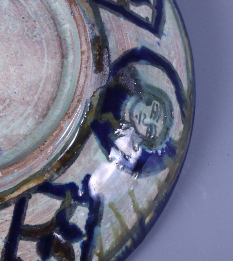 A French 19th century faience painted bidet liner, decorated blue painted flowers on a white ground, - Bild 14 aus 15