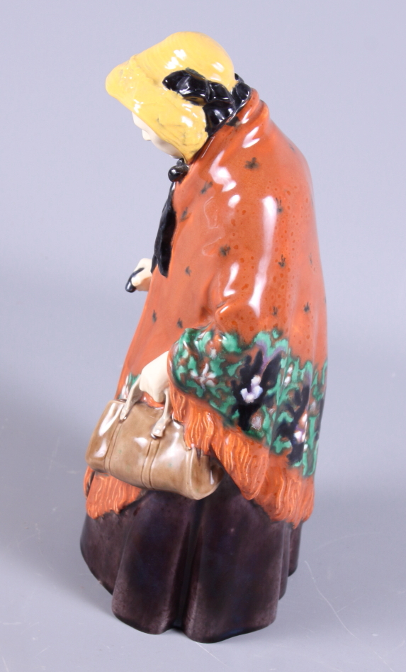 A Gmunder Keramik porcelain figure of an old lady, painted in bright colours, with original label, - Bild 2 aus 4