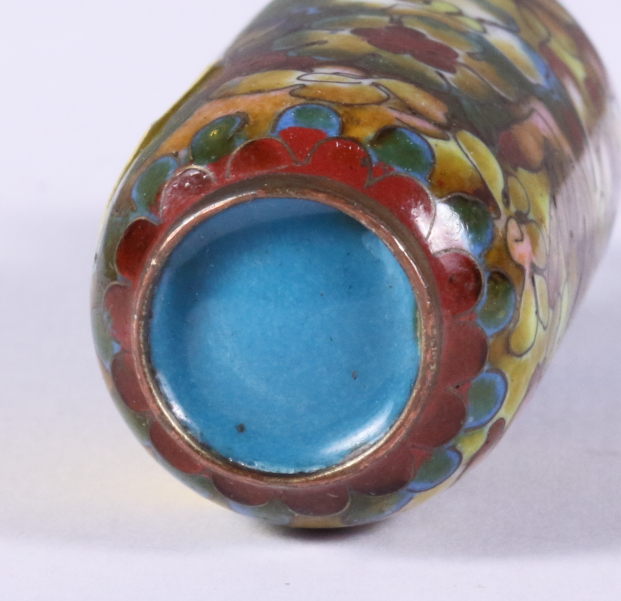 An early 20th century Japanese cloisonne scent bottle and stopper, decorated with flowers, 2 1/2" - Bild 2 aus 5