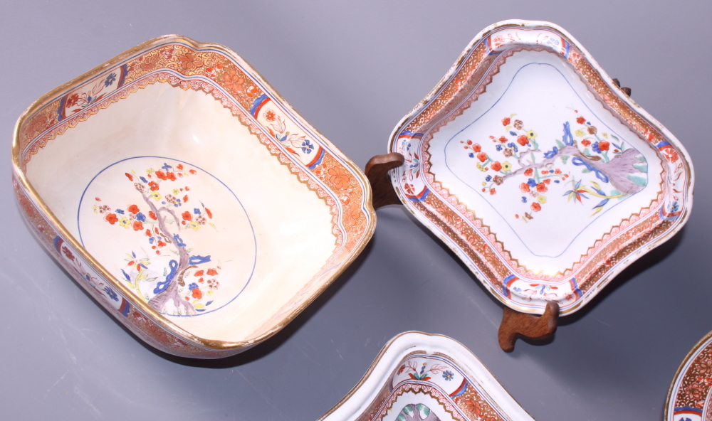 A 19th century English porcelain part dinner service, decorated in the Chinese style and painted - Bild 2 aus 5