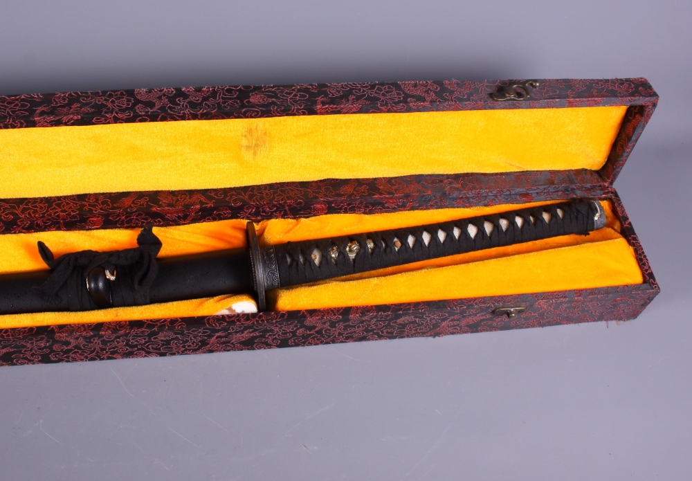 A well reproduced Japanese samurai sword, in fitted felt lined box - Bild 5 aus 7