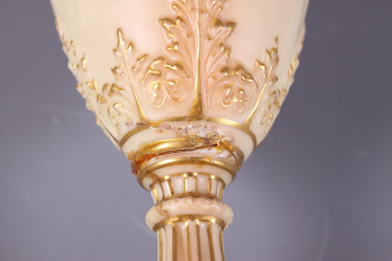 A Royal Worcester blush ivory two-handled cylindrical vase, decorated with bouquets of flowers (a/ - Bild 3 aus 3