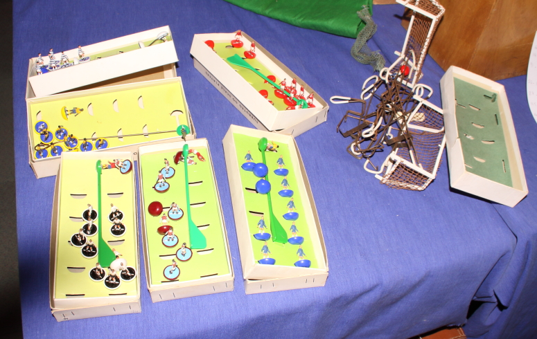 A model tin train kit, together with a quantity of various Subbuteo football game figures and - Image 4 of 8