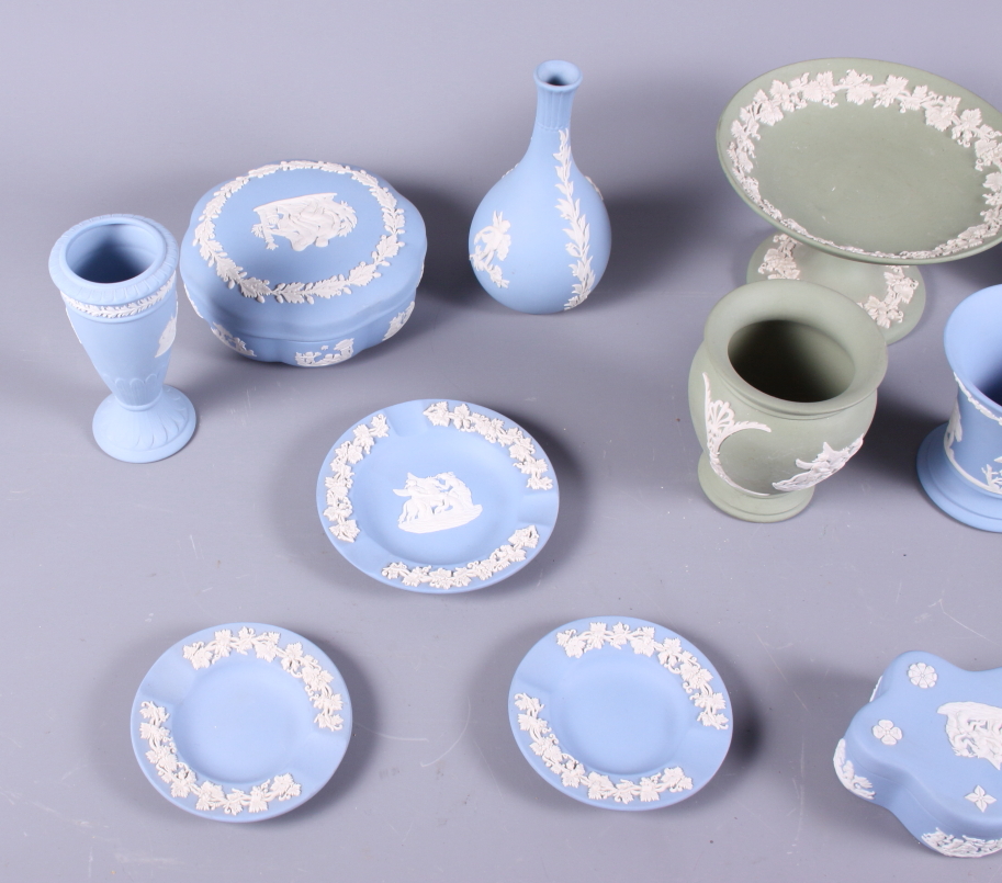 A collection of Wedgwood Jasperware, mainly blue and green - Bild 2 aus 6