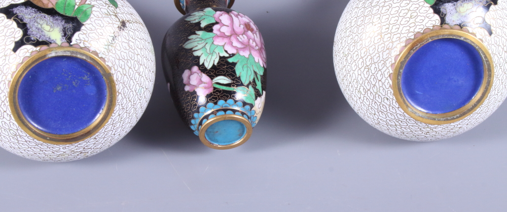 A pair of early 20th century Japanese cloisonne bottle vases, decorated birds and blossom on a white - Bild 6 aus 6