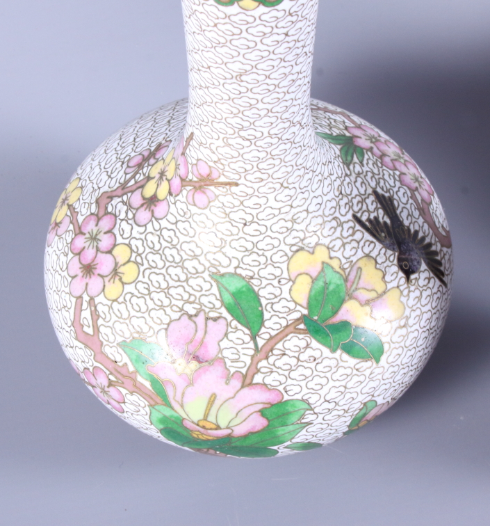 A pair of early 20th century Japanese cloisonne bottle vases, decorated birds and blossom on a white - Bild 2 aus 6