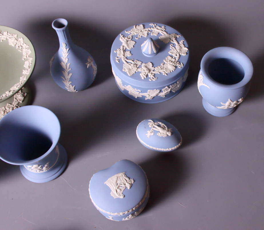 A collection of Wedgwood Jasperware, mainly blue and green - Bild 4 aus 6
