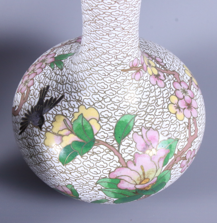 A pair of early 20th century Japanese cloisonne bottle vases, decorated birds and blossom on a white - Bild 3 aus 6