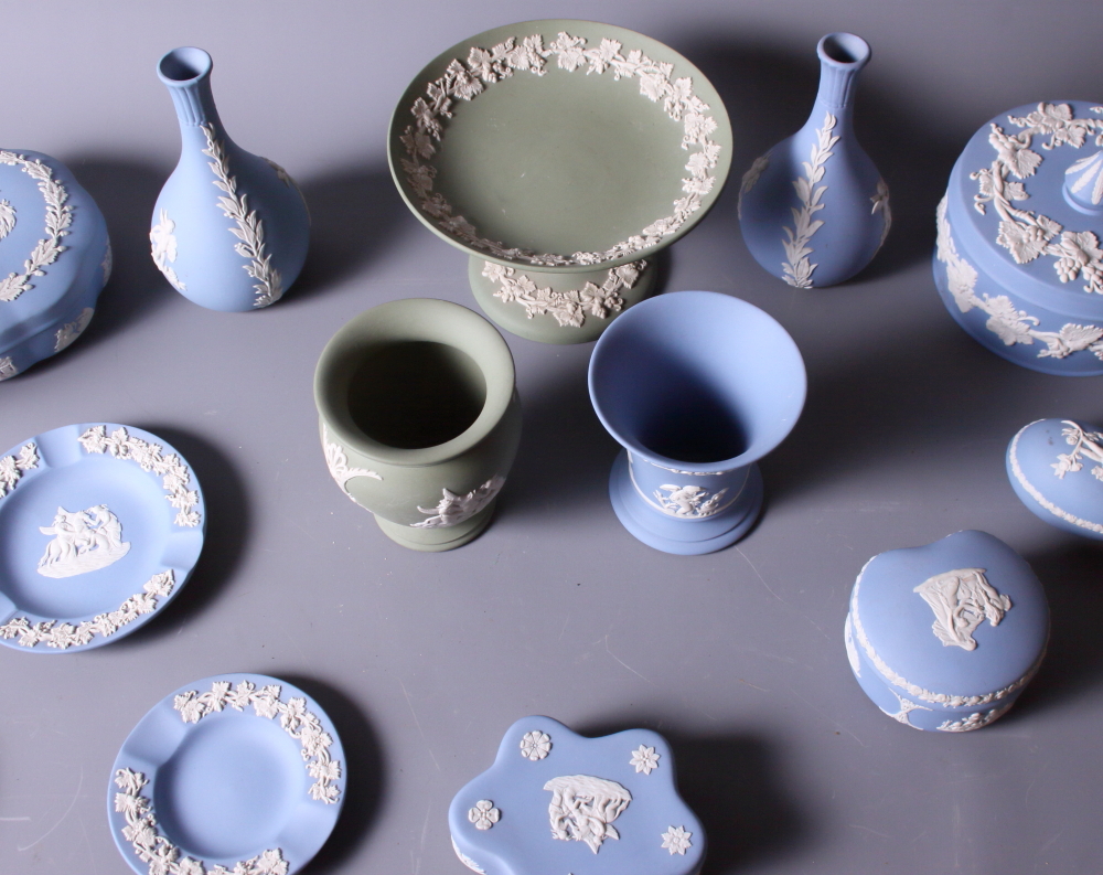 A collection of Wedgwood Jasperware, mainly blue and green - Bild 3 aus 6