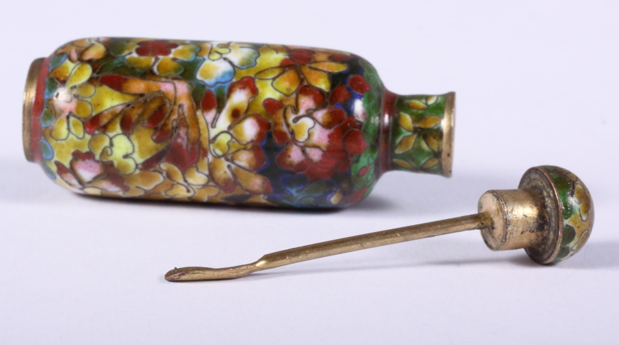 An early 20th century Japanese cloisonne scent bottle and stopper, decorated with flowers, 2 1/2" - Bild 3 aus 5