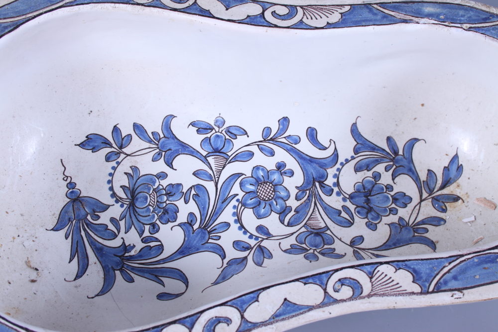 A French 19th century faience painted bidet liner, decorated blue painted flowers on a white ground, - Bild 2 aus 15