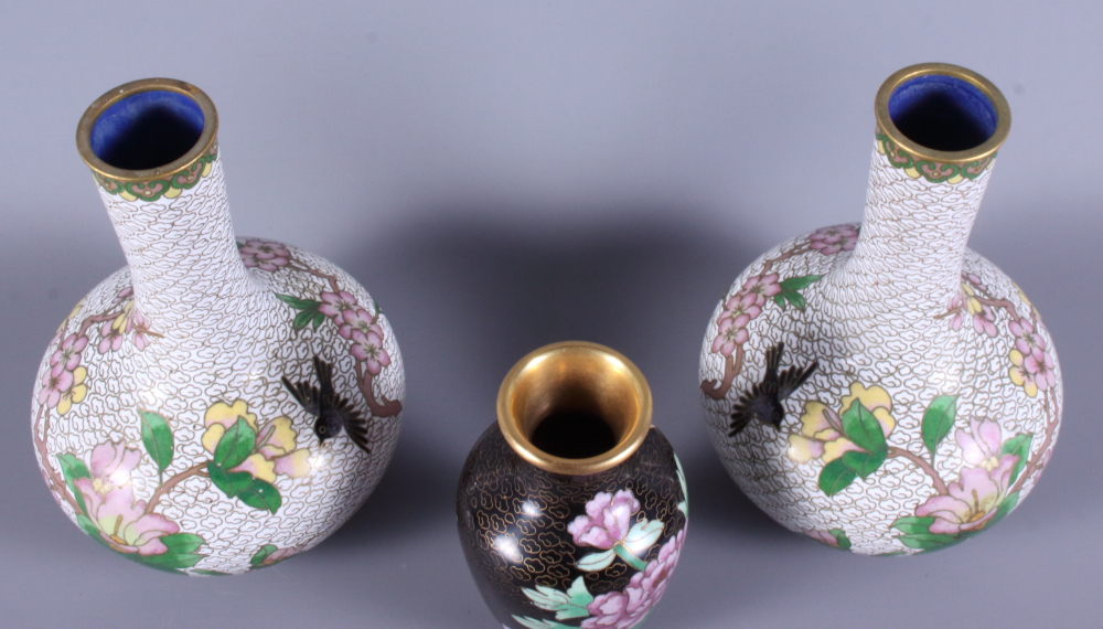 A pair of early 20th century Japanese cloisonne bottle vases, decorated birds and blossom on a white - Bild 5 aus 6