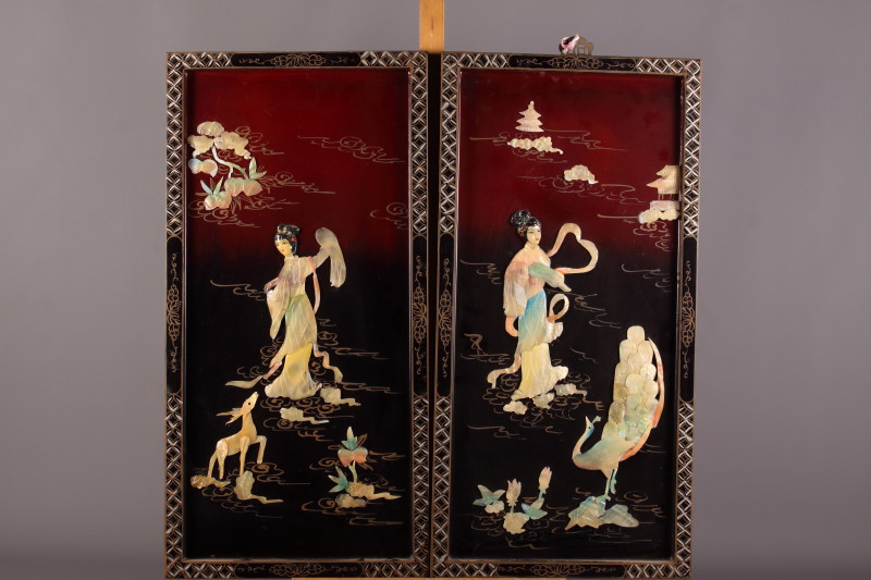 A set of four early 20th century Japanese hanging panels, each decorated with applied mother-of- - Bild 2 aus 2