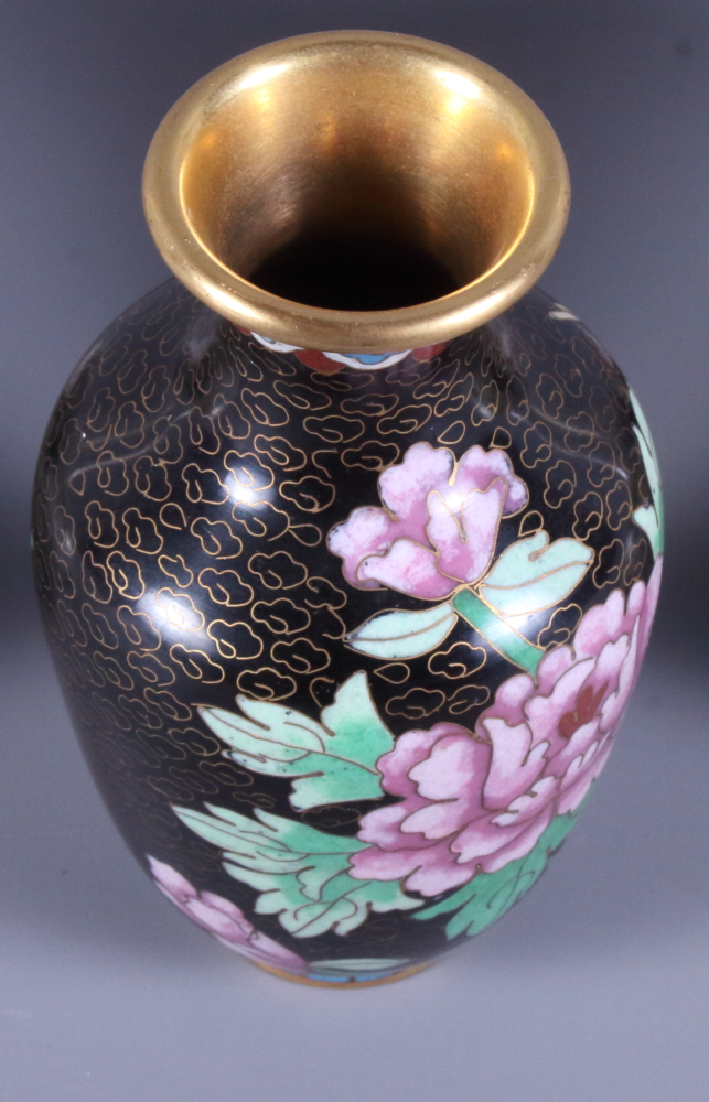 A pair of early 20th century Japanese cloisonne bottle vases, decorated birds and blossom on a white - Bild 4 aus 6