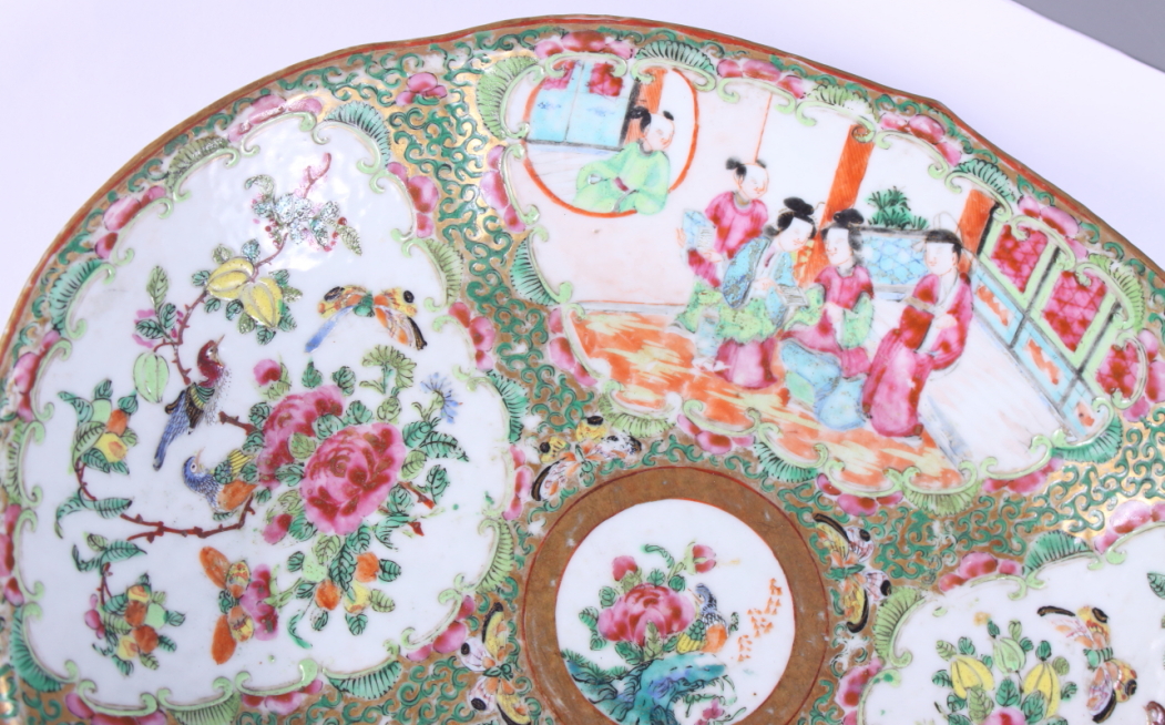 A 19th century Chinese famille rose enamelled lobed dish, decorated with alternating panels of - Image 2 of 5