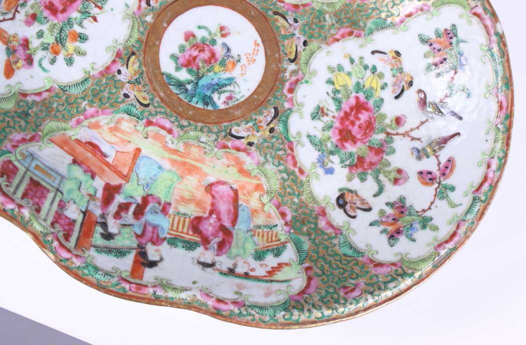 A 19th century Chinese famille rose enamelled lobed dish, decorated with alternating panels of - Image 3 of 5