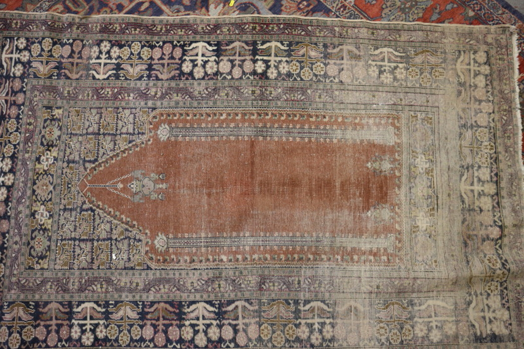 A Persian prayer rug with lantern design on a red ground and floral borders in shades of blue, red - Bild 2 aus 4