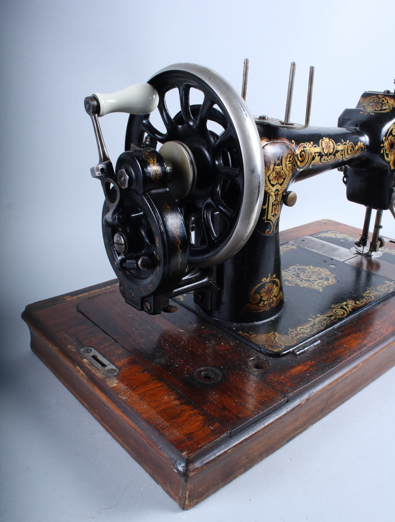 A Winselmann sewing machine, in inlaid case - Bild 5 aus 6