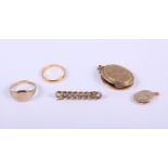 A 22ct gold wedding band, 2.71g, a 9ct gold signet ring 3.32g, a 9ct gold bar brooch, a 9ct gold