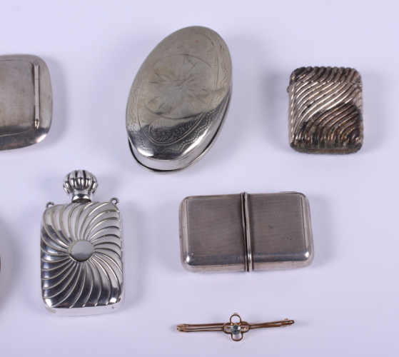 A sliver compact, on suspension chain, a silver plated vesta case, a plated snuffbox, a plated scent - Bild 3 aus 3