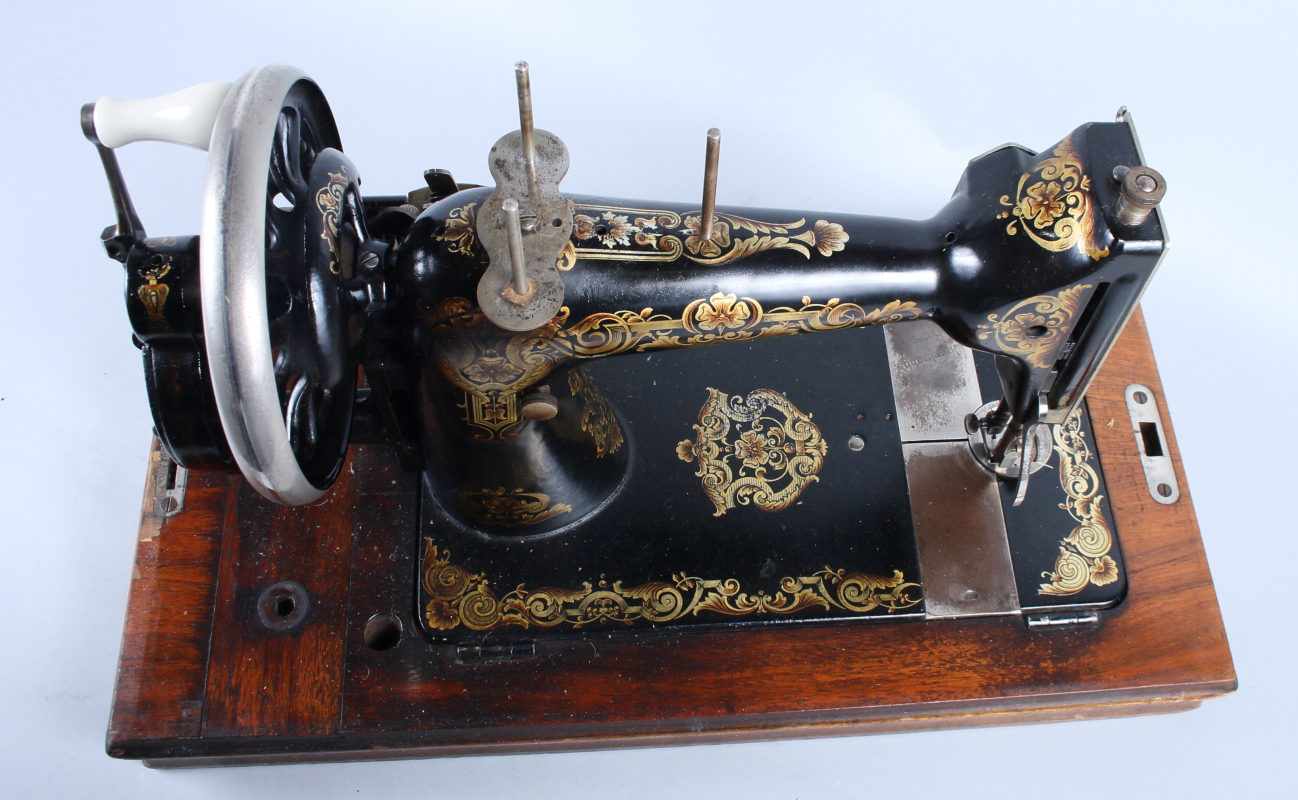 A Winselmann sewing machine, in inlaid case - Bild 6 aus 6