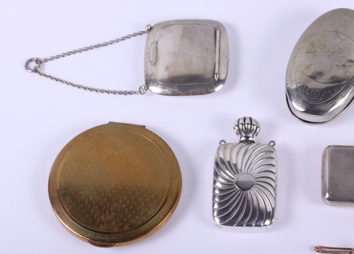 A sliver compact, on suspension chain, a silver plated vesta case, a plated snuffbox, a plated scent - Bild 2 aus 3