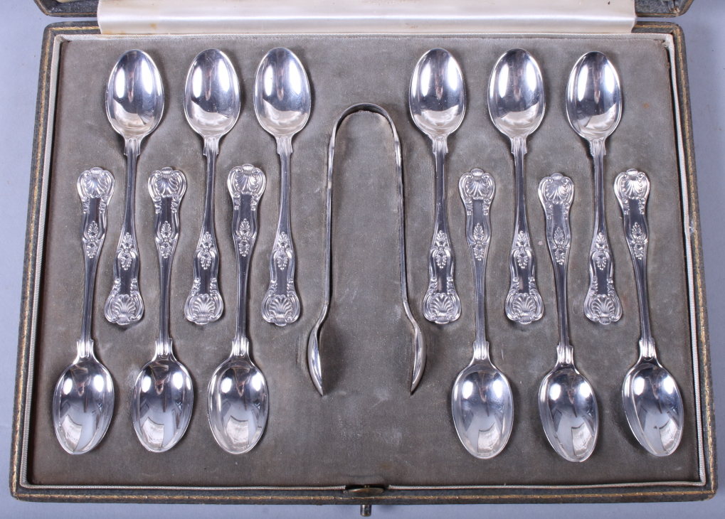 A set of twelve silver teaspoons and a matching pair of sugar tongs, William Hutton & Sons, - Bild 2 aus 2