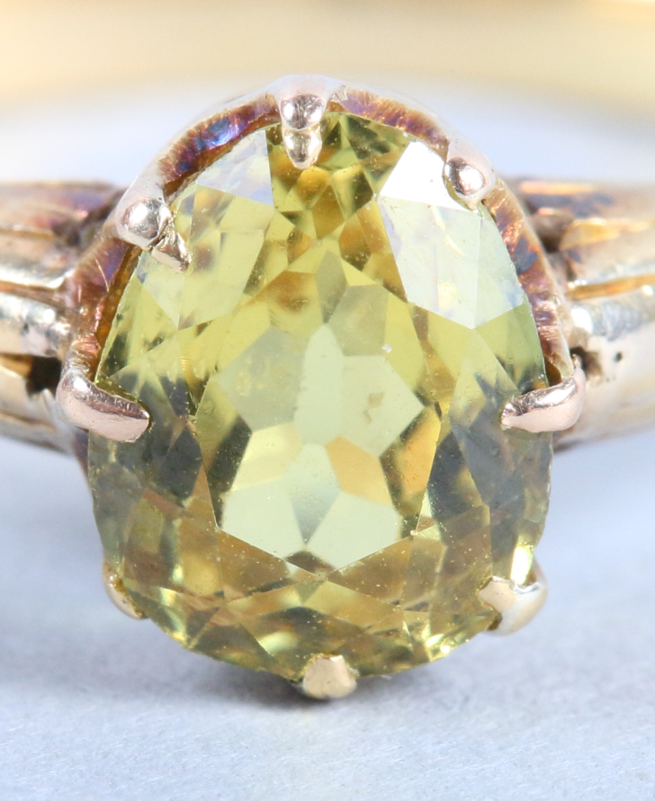 An 18ct gold ring set single pear-cut yellow sapphire, stone 1.15ct approx, 2.46g gross - Image 4 of 5