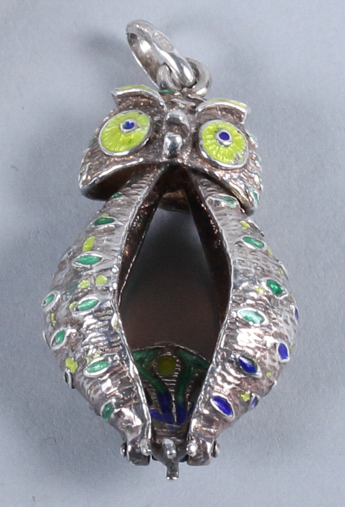 A sterling silver and turquoise Navajo style bracelet by Dan Oliver, a silver and enamel owl pendant - Bild 3 aus 4