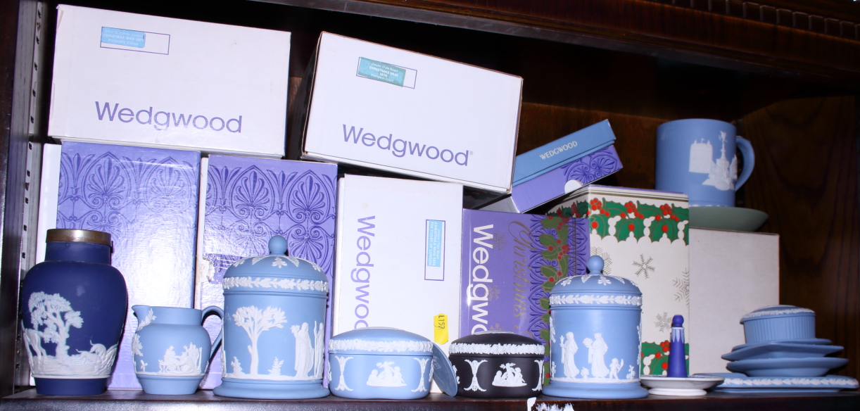 A collection of Wedgwood jasperware, including commemorative tankards, trinket dishes and a black - Bild 2 aus 3
