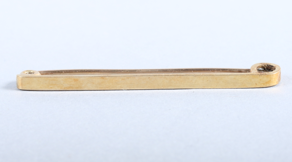 A gentleman's 15ct gold tie pin, 2g