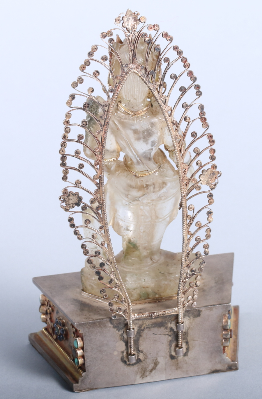 A 19th/early 20th century carved rock crystal deity with applied yellow metal and stone - Bild 6 aus 7